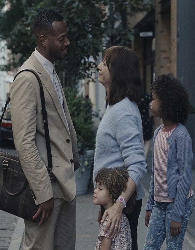Marlon Wayans and Rashida Jones in On the Rocks