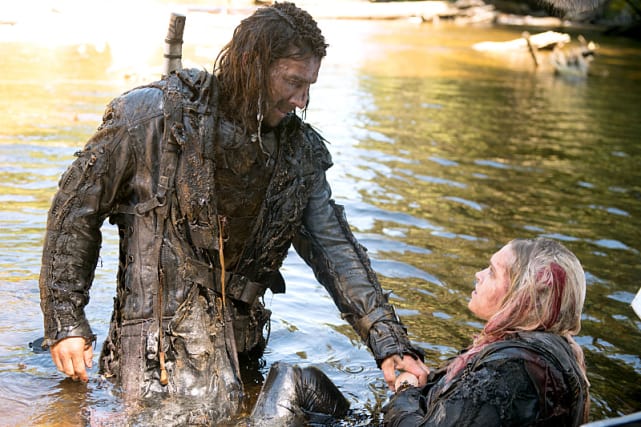 Roan and Clarke In The River - The 100 Season 3 Episode 2