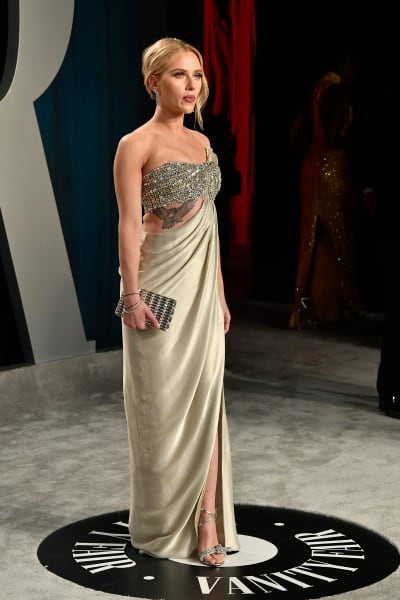Scarlett Johansson attends the 2020 Vanity Fair Oscar Party 