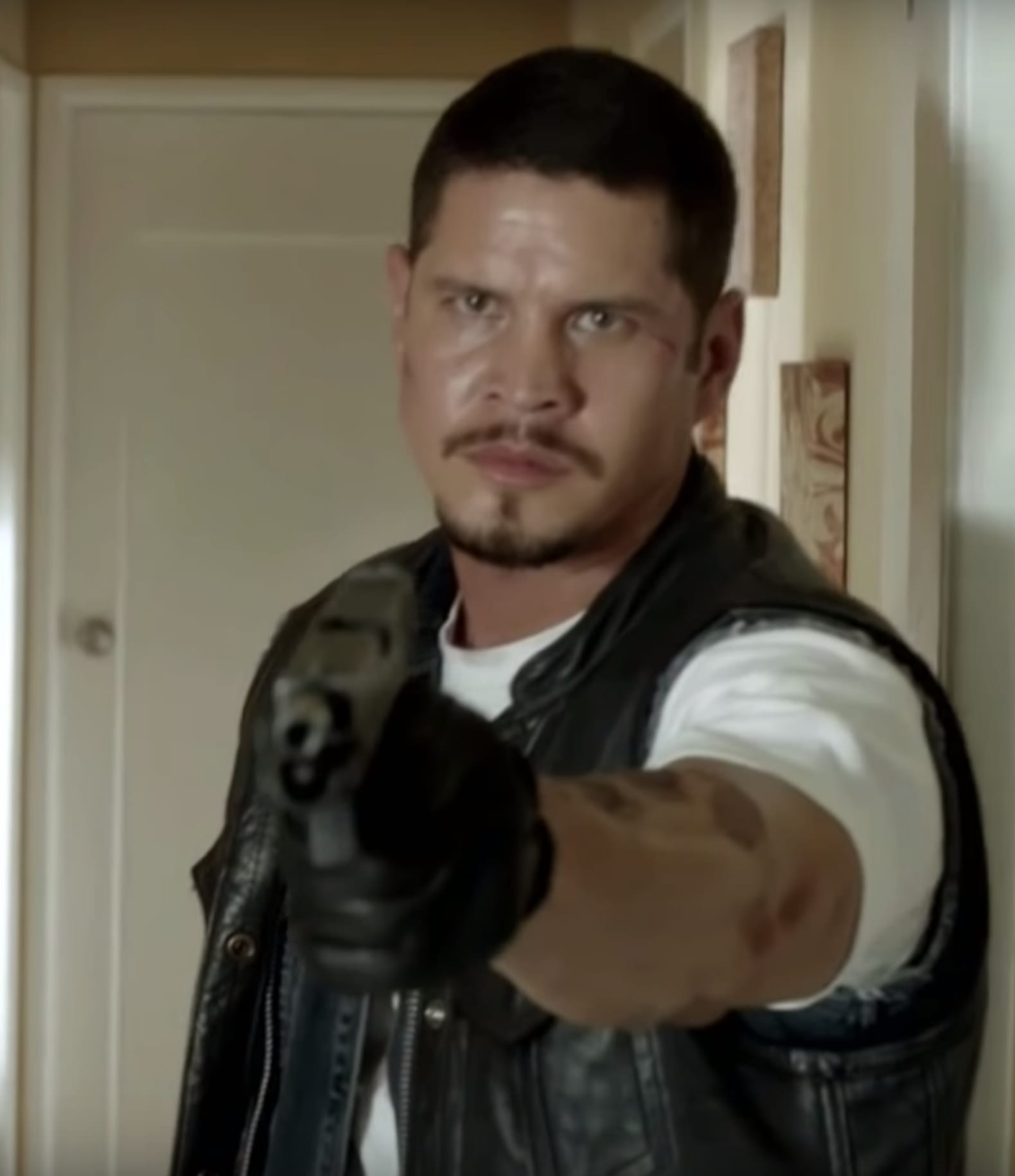 Ez Takes Aim Mayans M C Tv Fanatic