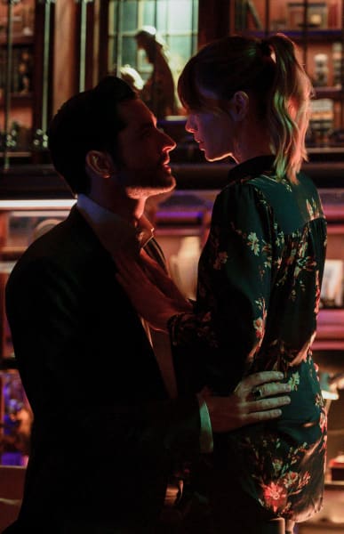 Michael and Chloe Back in Penthouse - Tall - Lucifer Season 5 Episode 2
