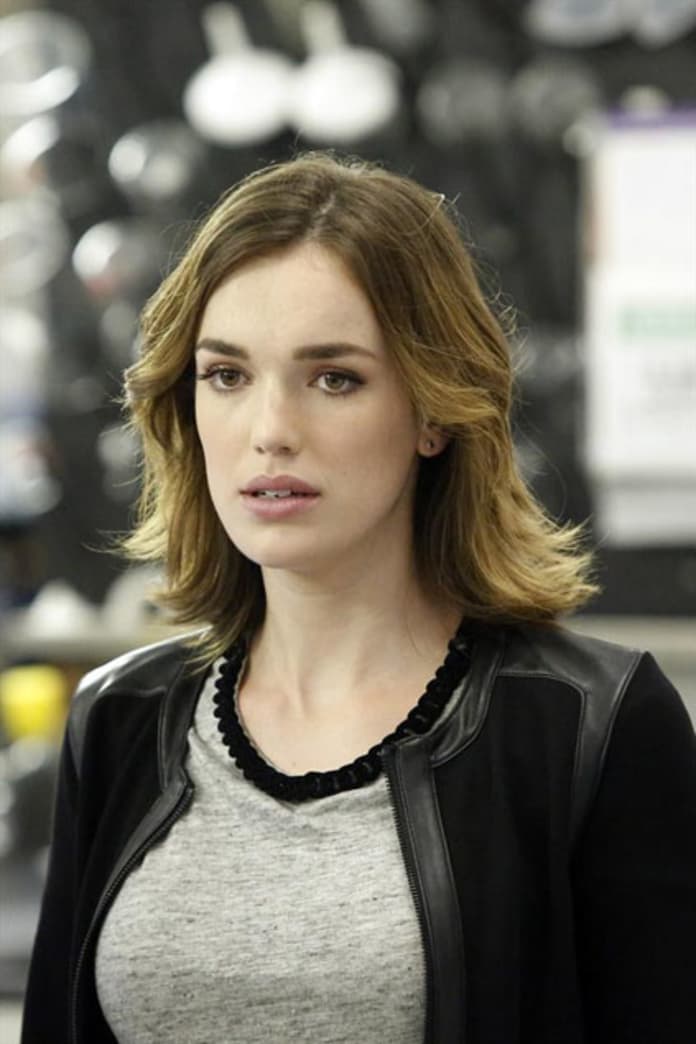 Simmons Looks Worried Agents Of S H I E L D Season 2 Episode 5 Tv Fanatic