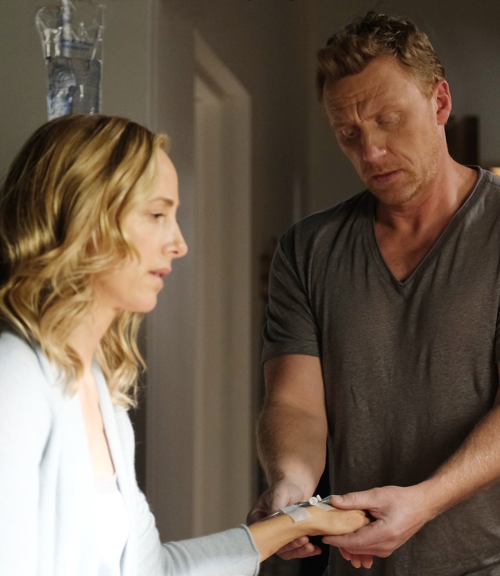 Teddy Grey s Anatomy Saison 17 Taking Care of Teddy-tall - Grey's Anatomy Season 17 Episode 9 - TV Fanatic