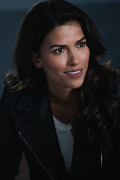 Beautiful Rogue - Blood & Treasure Season 1 Episode 8