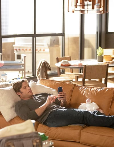 Link Lounges in the Loft -tall - Grey's Anatomy Season 18 Episode 7