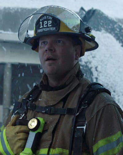 Judd Saves Paul -tall - 9-1-1: Lone Star Season 3 Episode 2