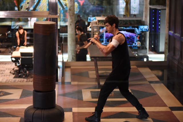Muscle Man - Shadowhunters Season 1 Episode 9