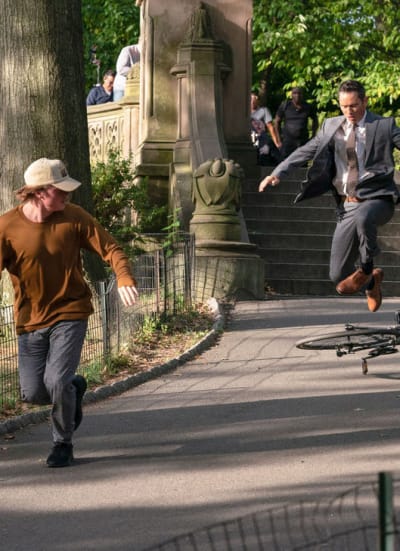 Chasing a Mugger - Law & Order Season 22 Episode 2