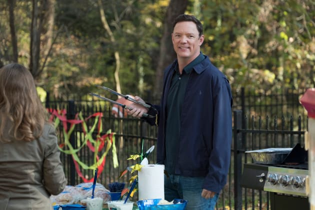 Manning the Grille- Good Girls Season 1 Episode 4