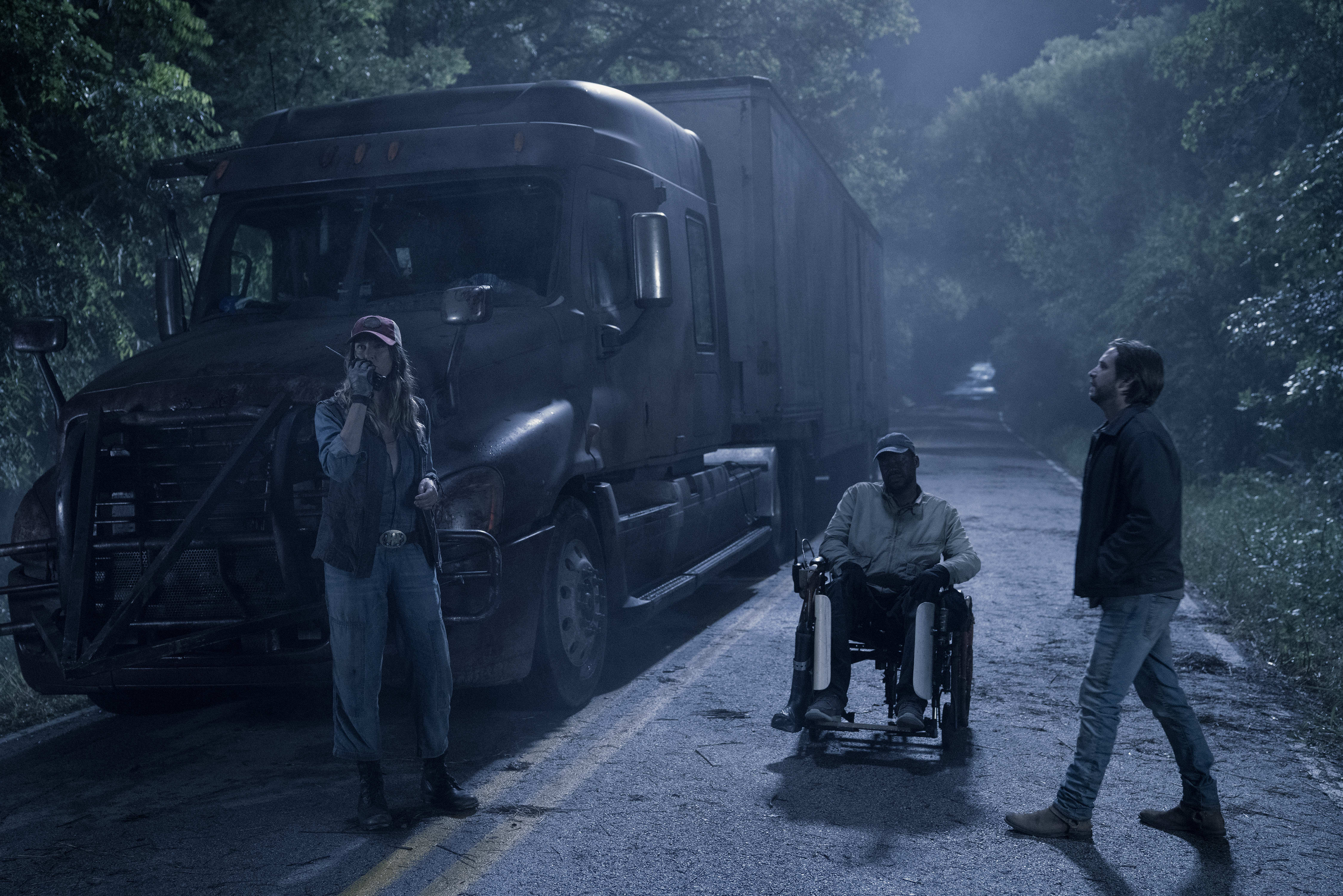 Eddike Midler Embankment Left In The Dark - Fear the Walking Dead Season 4 Episode 13 - TV Fanatic