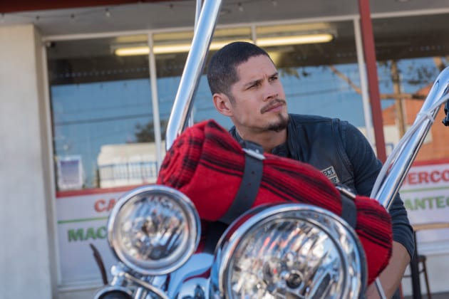 Looking Into the Distance - Mayans M.C. Season 1 Episode 1