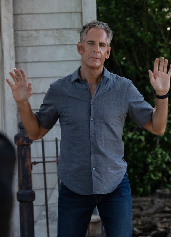 Talking His Way In - NCIS: New Orleans Season 5 Episode 10