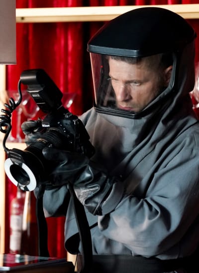 Taking Photos - CSI: Vegas Season 2 Episode 5