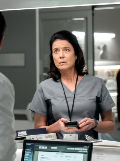 Claire Outs Ruby como un fugitivo - Transplant Temporada 2 Episodio 8
