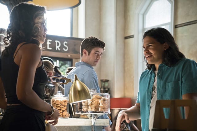 Cisco Flirts - The Flash Season 2 Episode 5