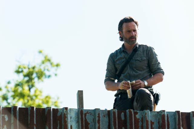 The Walking Dead Season Premiere Photos It S War Tv Fanatic