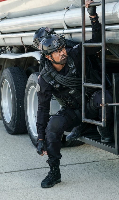 Keeping Watch - Tall - S.W.A.T. Season 5 Episode 19
