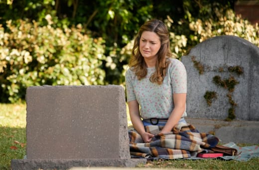 Mary fala com o túmulo de George - Young Sheldon, temporada 7, episódio 13