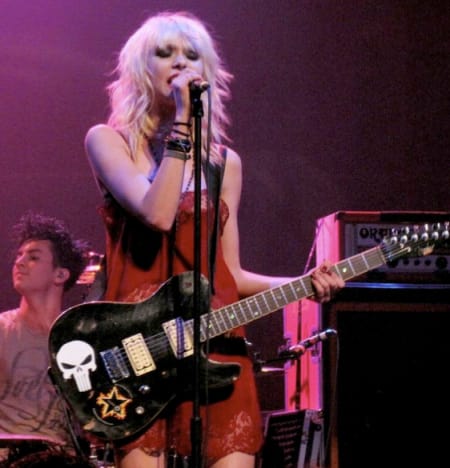 Roqueiro, pretty Reckless, Foo Fighters, taylor Momsen, bassist