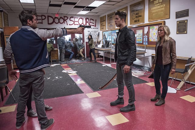 Actors of "Zombie High" fight - iZombie Season 2 Episode 10