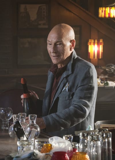 Ordering a Drink - Star Trek: Picard Season 2 Episode 4