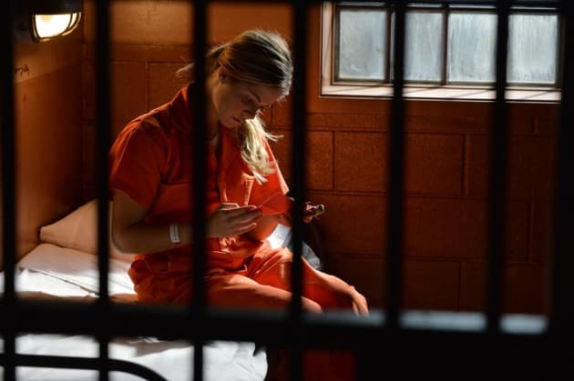 A Sneaky Note - Pretty Little Liars Season 5 Episode 21