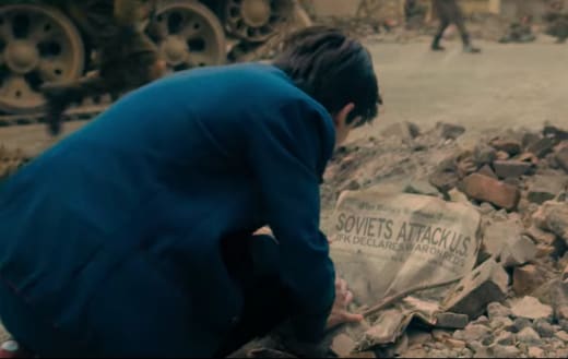 Soviets Attack Headline - The Umbrella Academy Season 2 Episode 1
