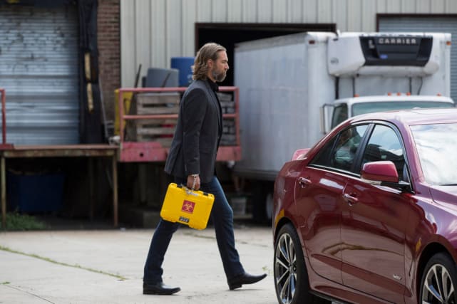 Going for a stroll while carrying a biohazard case - The Blacklist Season 4 Episode 3
