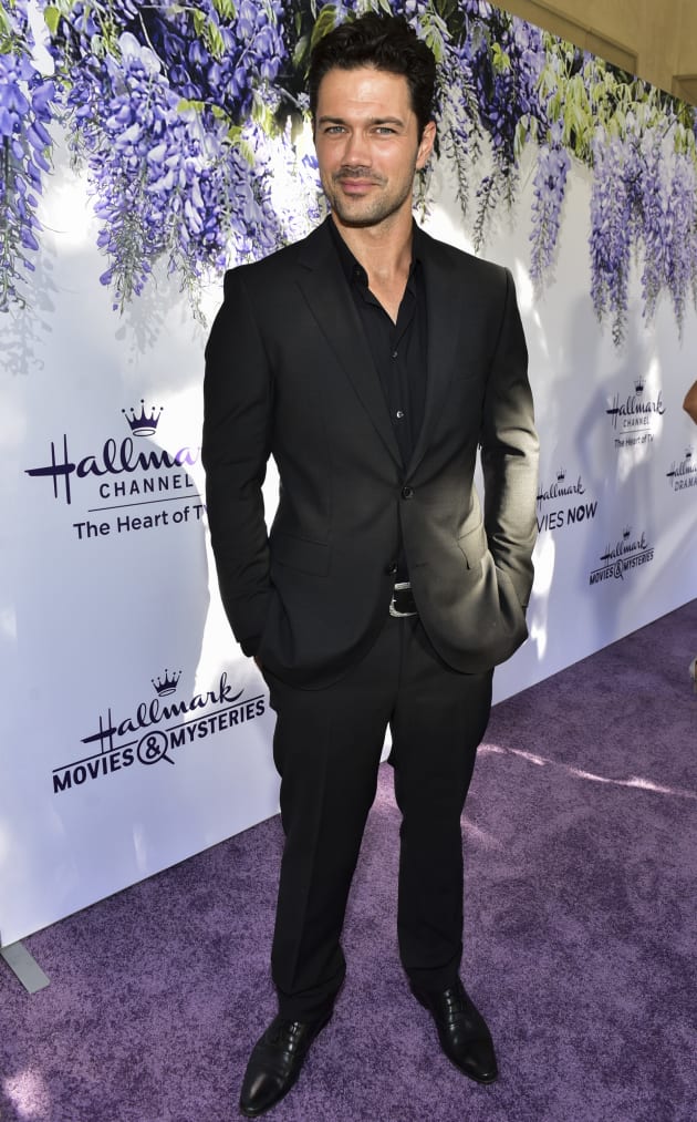Ashley Williams, Ryan Paevey to Star in Hallmark's Two Tickets to Paradise  - TV Fanatic