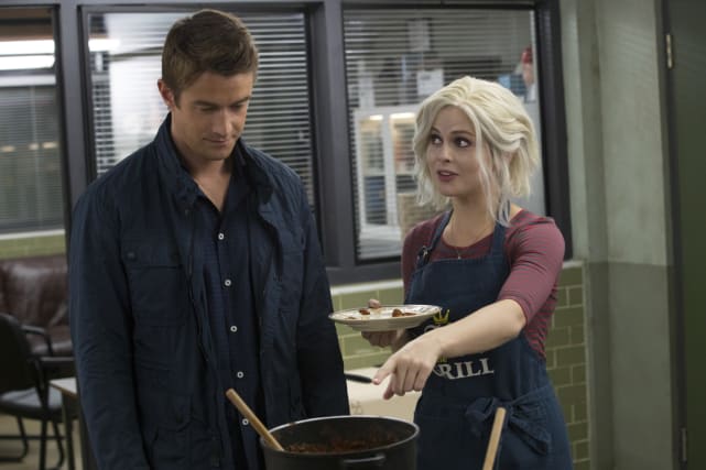 Major and liv are starving izombie