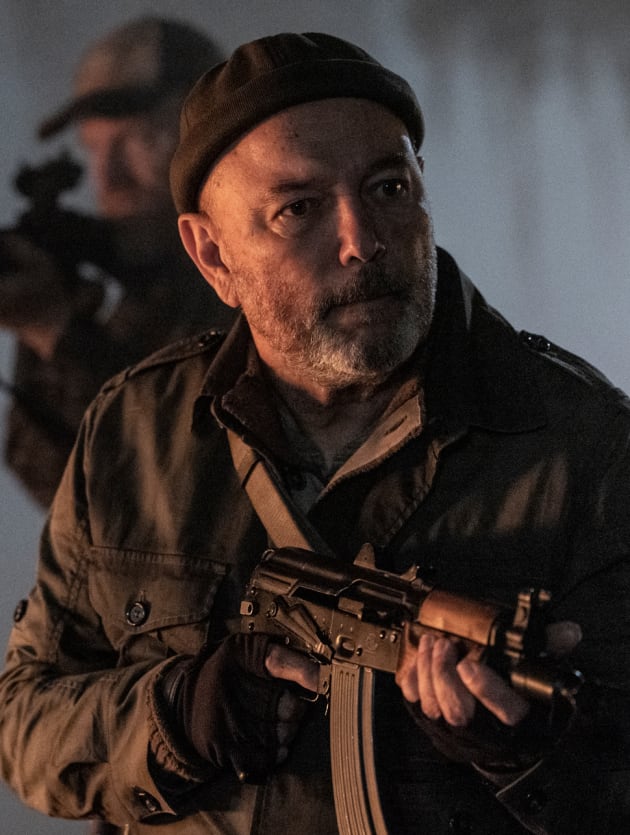 Daniel Takes Aim Fear the Walking Dead Season 8 Episode 8 TV Fanatic