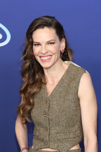  Hilary Swank attends the 2022 ABC Disney Upfront at Basketball City - Pier 36 