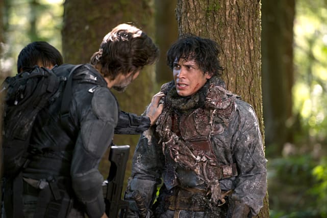 Kane Calms Bellamy Down - The 100 Season 3 Episode 2