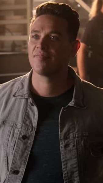 Dan Knows Something's Up - Lucifer Season 5 Episode 2