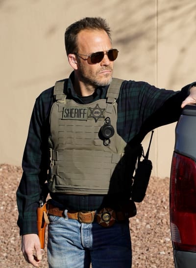 Bill Hollister on the Scene - Deputy Season 1 Episode 10