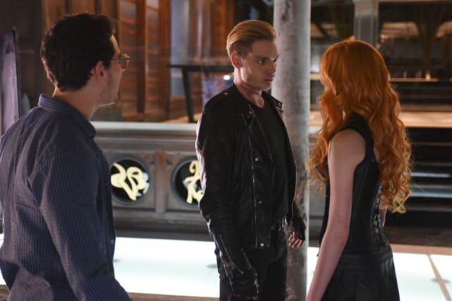 Three's a Crowd - Shadowhunters Season 1 Episode 2