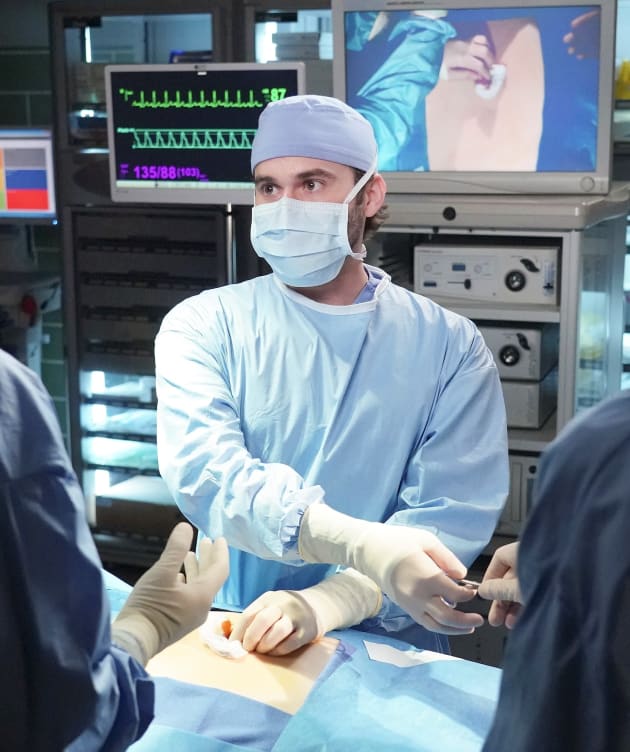 Levi Steps Up - tall - Grey's Anatomy Season 18 Episode 4 - TV Fanatic