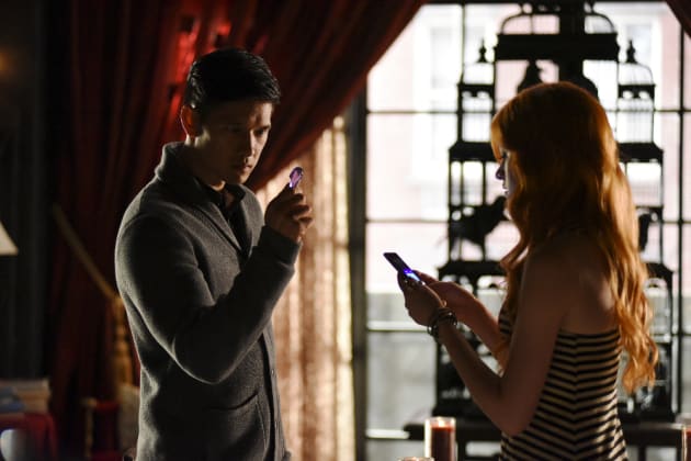 A small token - Shadowhunters Season 1 Episode 10