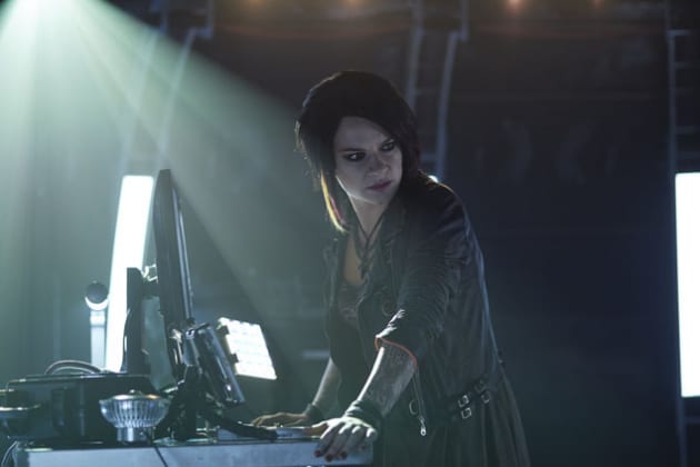 Carleen Monitors Dutch - Killjoys Season 1 Episode 9