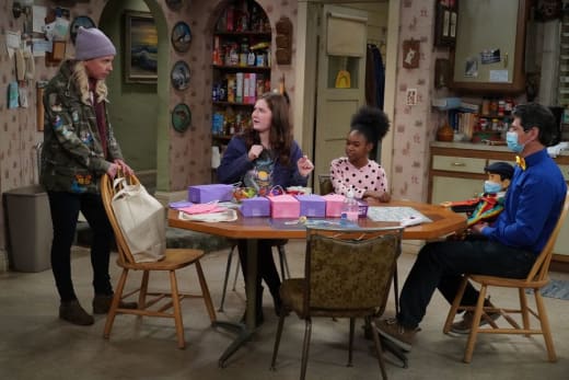 Preparándose para un cumpleaños - The Conners