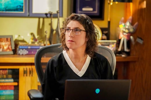 Amy senta em um computador - Young Sheldon, temporada 7, episódio 14