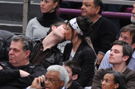Ed Westwick And Jessica Szohr Kiss At Knicks Game Tv Fanatic