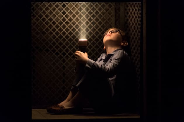 Luke looks up - The Haunting of Hill House Season 1 Episode 3