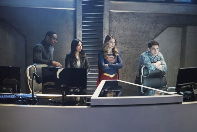 Putting Heads Together - Supergirl Season 2 Episode 19