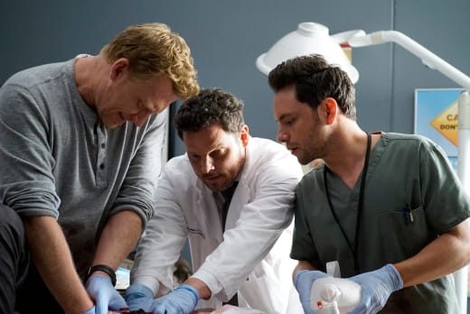 Group Effort - Tall  - Grey's Anatomy Season 16 Episode 4