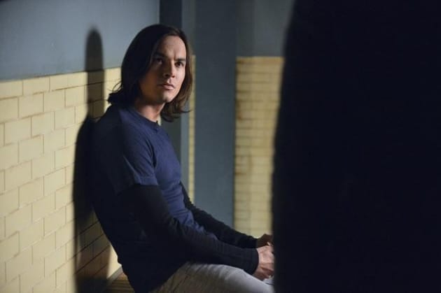 Pretty Little Liars Picture Preview: In the Asylum - TV Fanatic