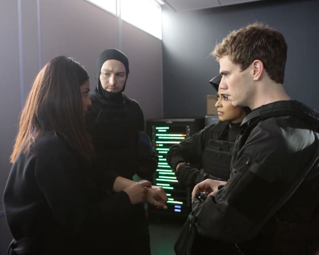 Strategizing - Quantico Season 2 Episode 10