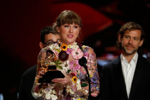 Taylor Swift Accepts Grammy