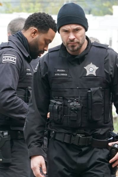 Head in the Game - Chicago PD Season 8 Episode 16
