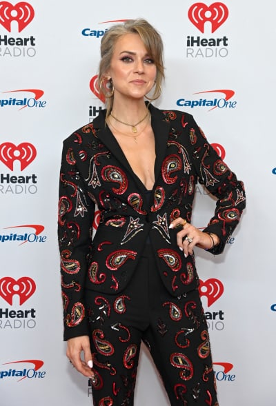  Hilarie Burton arrives at the 2022 iHeartRadio Music Festival at T-Mobile Arena